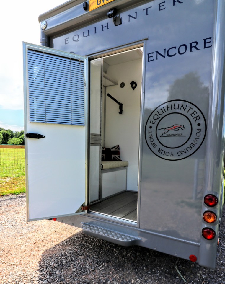 2020-equihunter-encore-45-in-audi-nardo-grey