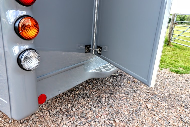 2020-equihunter-encore-45-in-audi-nardo-grey