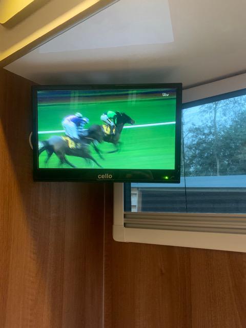 USED EQUIHUNTER ENCORE 45 4.5T TWO STALL HORSEBOX WITH LUXURY LIVING FOR SALE