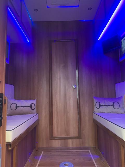 USED EQUIHUNTER ENCORE 45 4.5T TWO STALL HORSEBOX WITH LUXURY LIVING FOR SALE