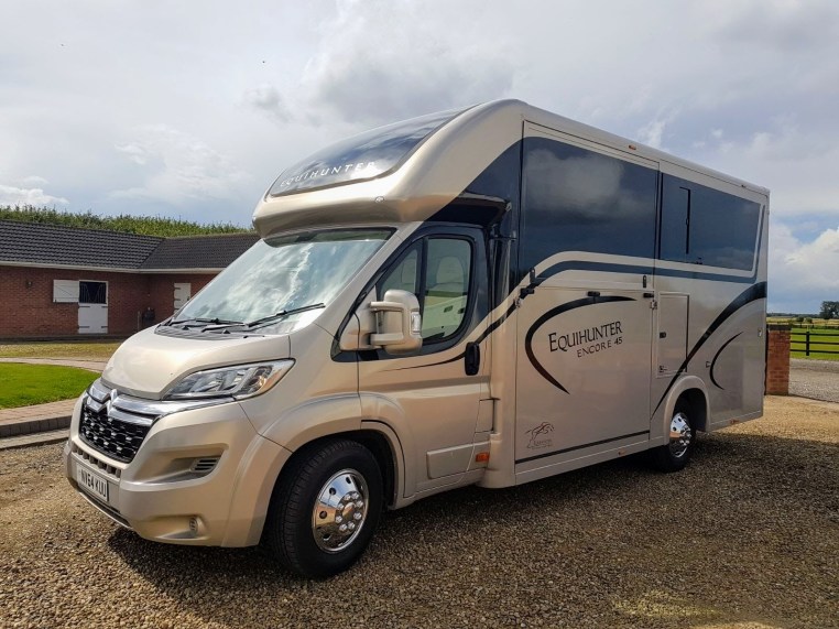 USED EQUIHUNTER ENCORE 45 4.5T TWO STALL HORSEBOX WITH LUXURY LIVING FOR SALE