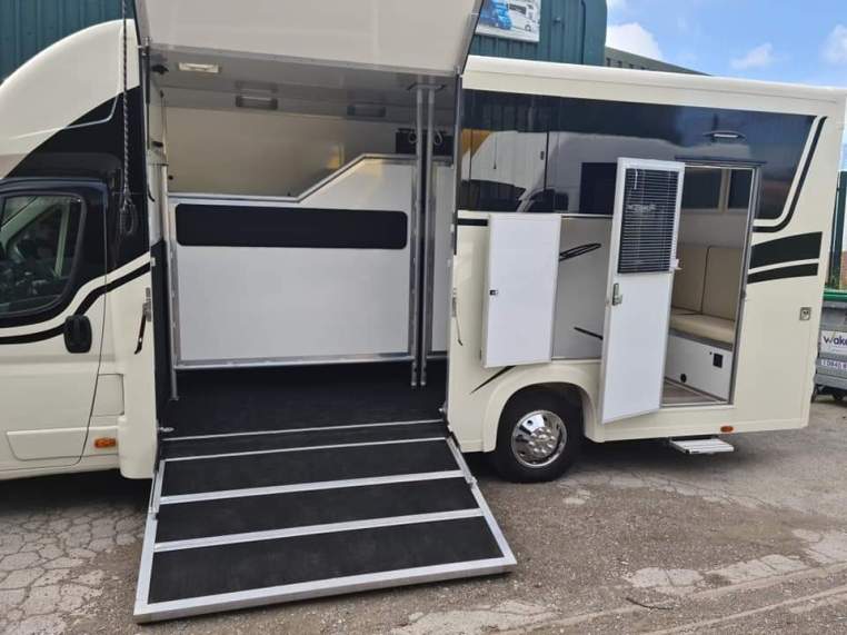Equihunter Encore 45 with Bunk Beds and Side Door Access