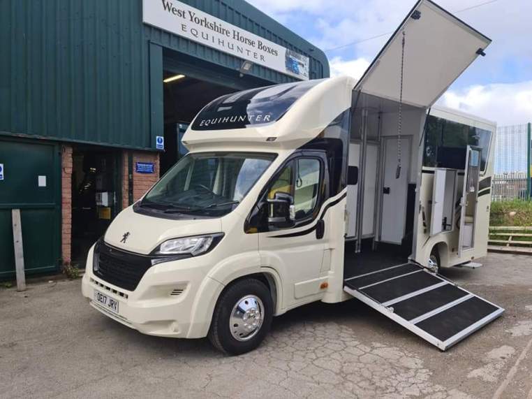 Equihunter Encore 45 with Bunk Beds and Side Door Access