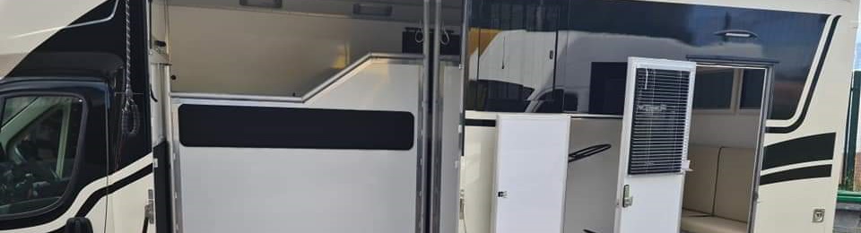 Equihunter Encore 45 with Bunk Beds and Side Door Access