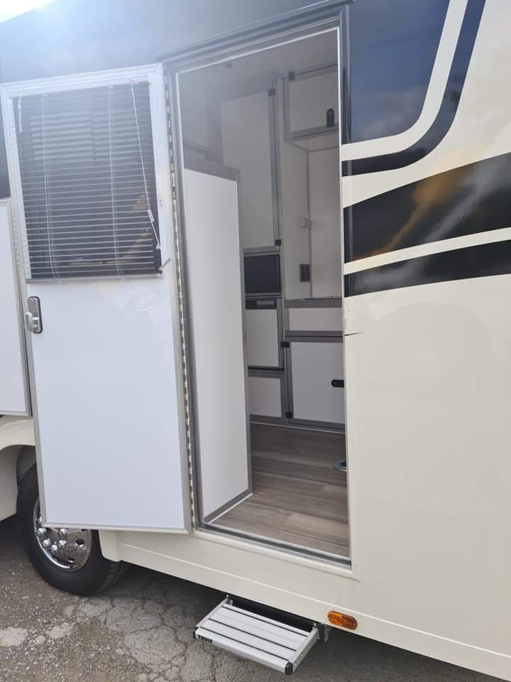 Equihunter Encore 45 with Bunk Beds and Side Door Access