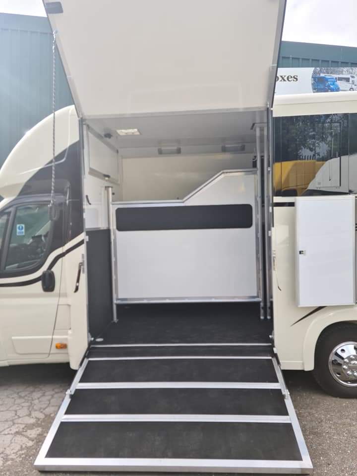 Equihunter Encore 45 with Bunk Beds and Side Door Access