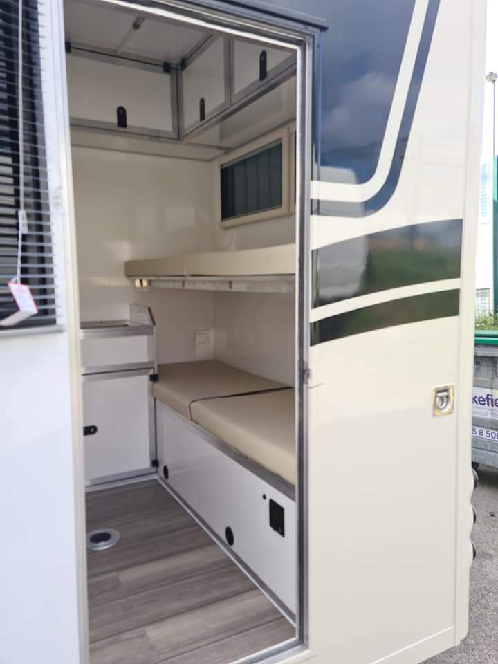 Equihunter Encore 45 with Bunk Beds and Side Door Access