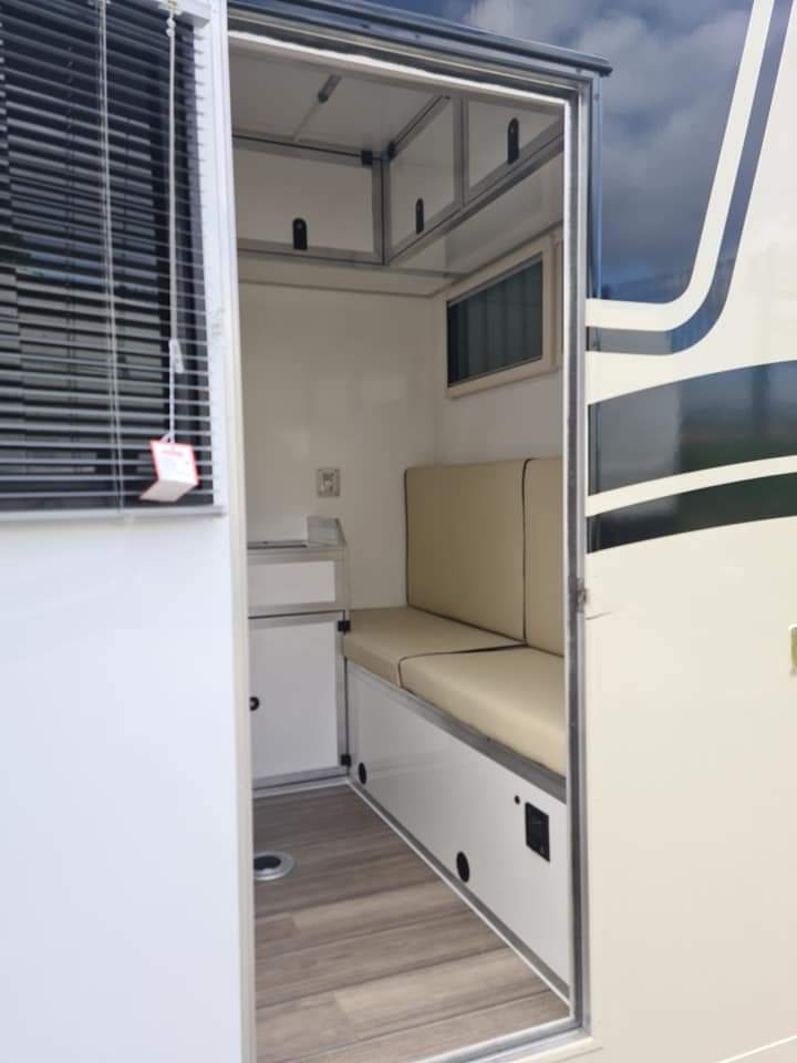 Equihunter Encore 45 with Bunk Beds and Side Door Access